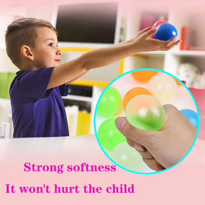 הלהיט הלוהט מטיקטוק: כדורי לחץ זוהרים בחושך שנדבקים לקיר &ndash; כיף, רוגע וקסם!