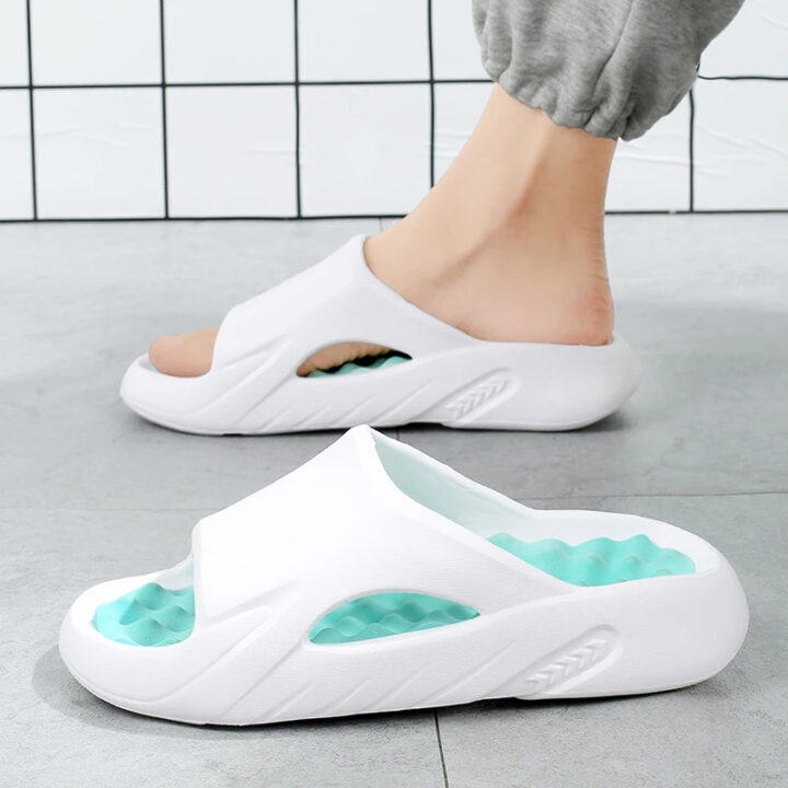 כפכפי נוחות לגברים עם רפידת עיסוי עמוקה